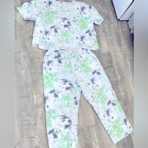 Cute tie dye pj set 💚